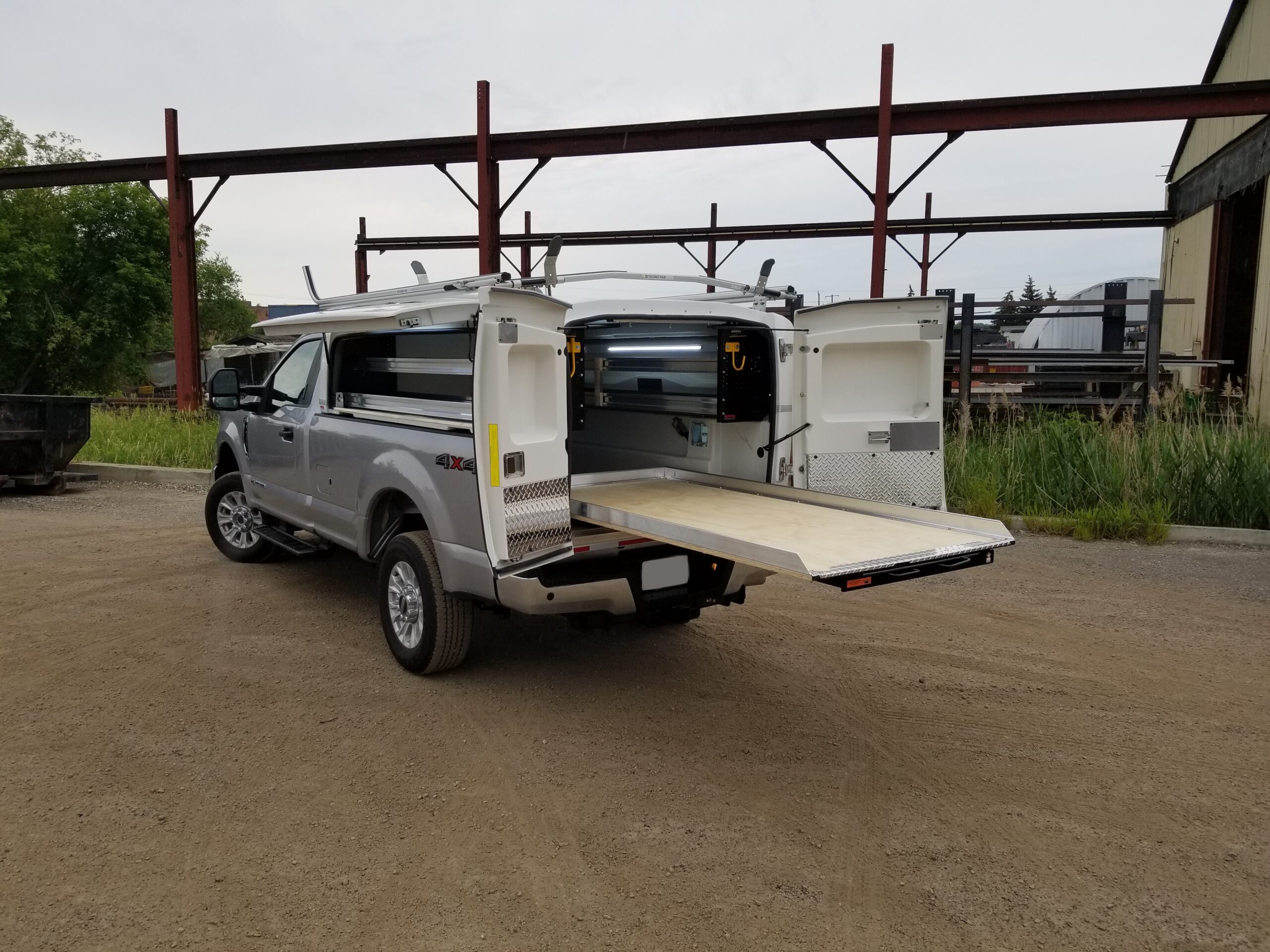 https://www.fleetoutfitters.com/wp-content/uploads/2023/04/Ford-F-250-Fibreglass-Slip-In-Cab-Height-with-Shelves-Roll-Out-Tray-scaled.jpg
